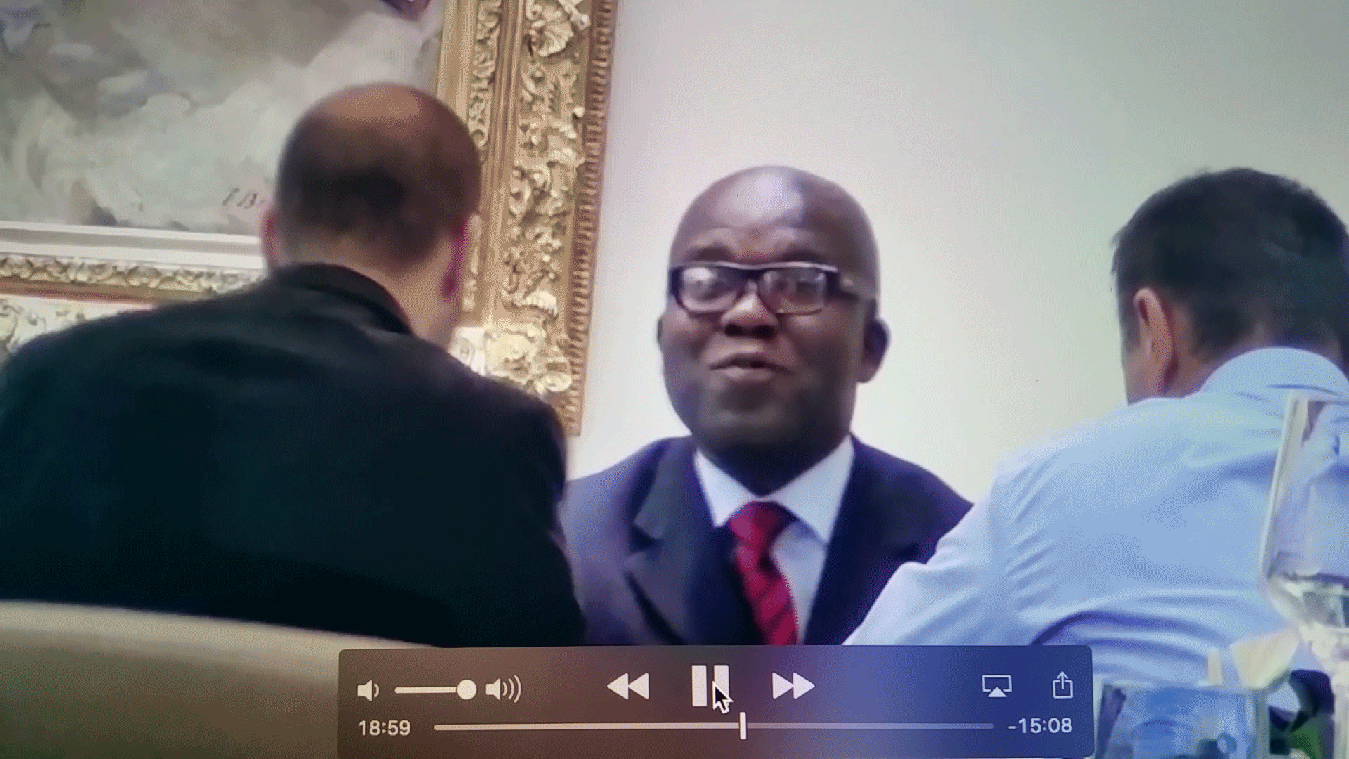 «Damit es keine, aber absolut keine Scheissereien gibt, wird es keinerlei Verbindung geben zu der Gesellschaft, welche die Öllieferungen lädt.»  Ausschnitt aus dem belastenden Originalvideo. «Damit es keine, aber absolut keine Scheissereien gibt, wird es keinerlei Verbindung geben zu der Gesellschaft, welche die Öllieferungen lädt.»  Ausschnitt aus dem belastenden Originalvideo.